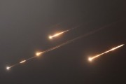 八字命理伊朗以导弹齐射回应以色列的大规模袭击