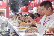 八字命理“嗦粉”经济火热 中国多地“食力”出圈